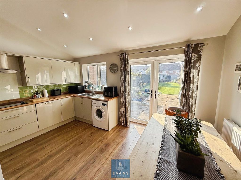 Property photo 2 of 25 Kitchen/Diner