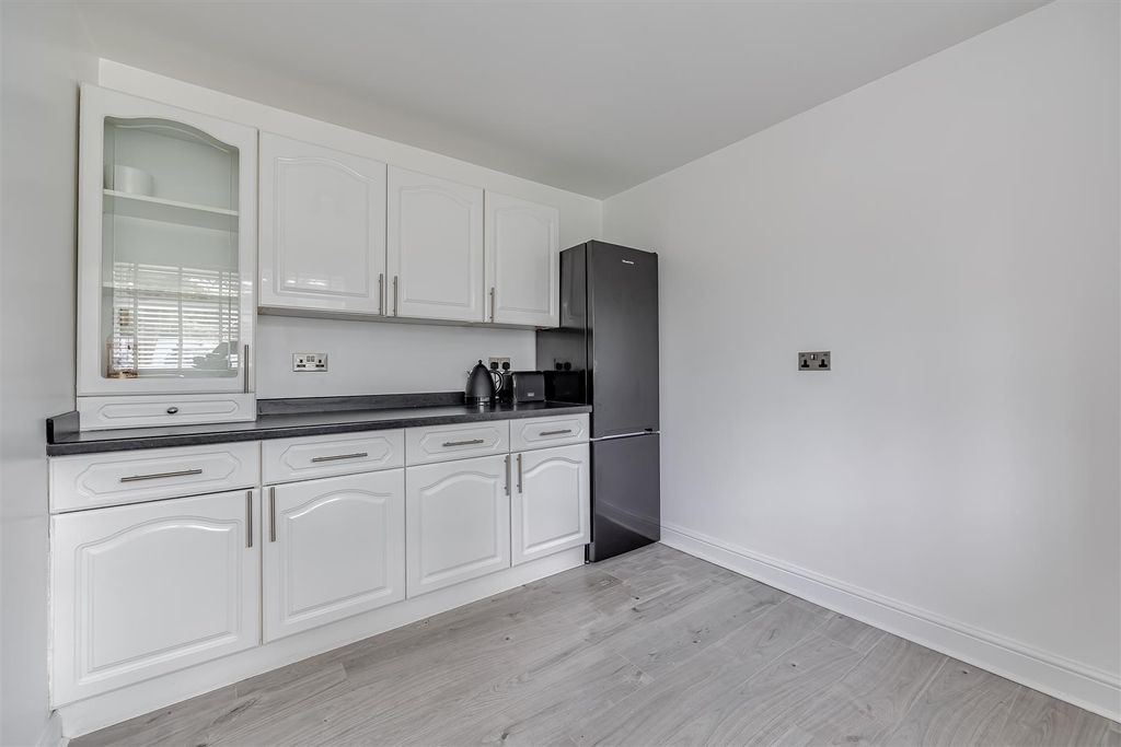 Property photo 2 of 12 Flat-Merrymeet-Banstead-110.Jpg