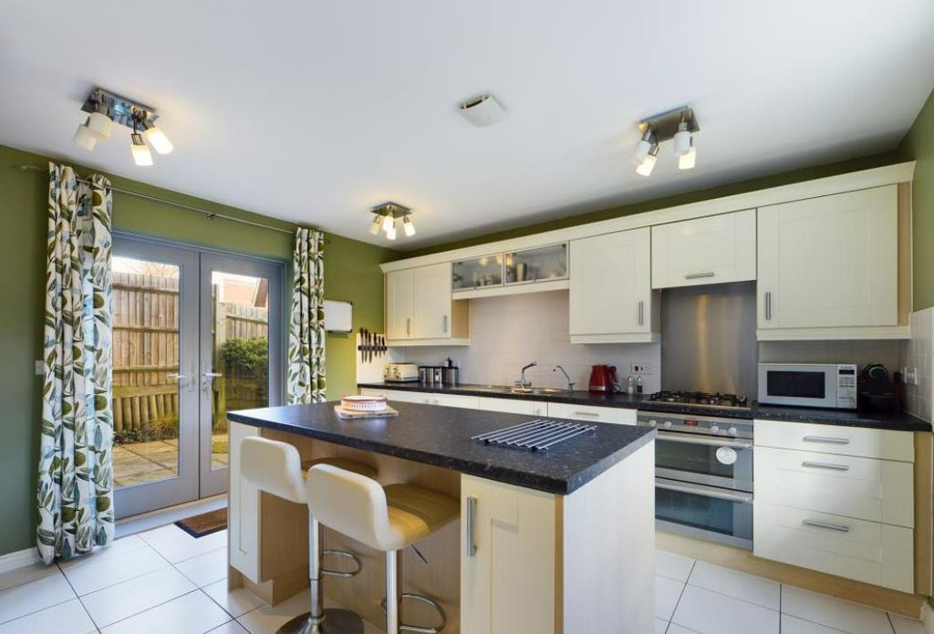 Property photo 3 of 18 Kitchen