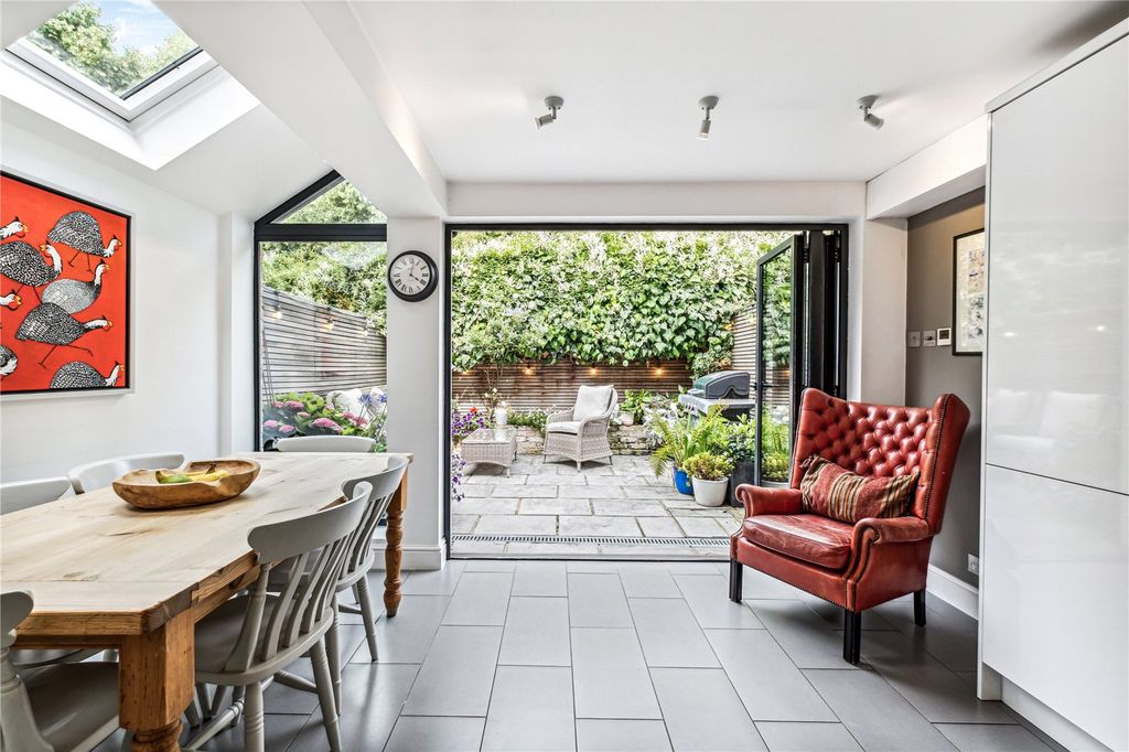 Property photo 3 of 12 To Garden