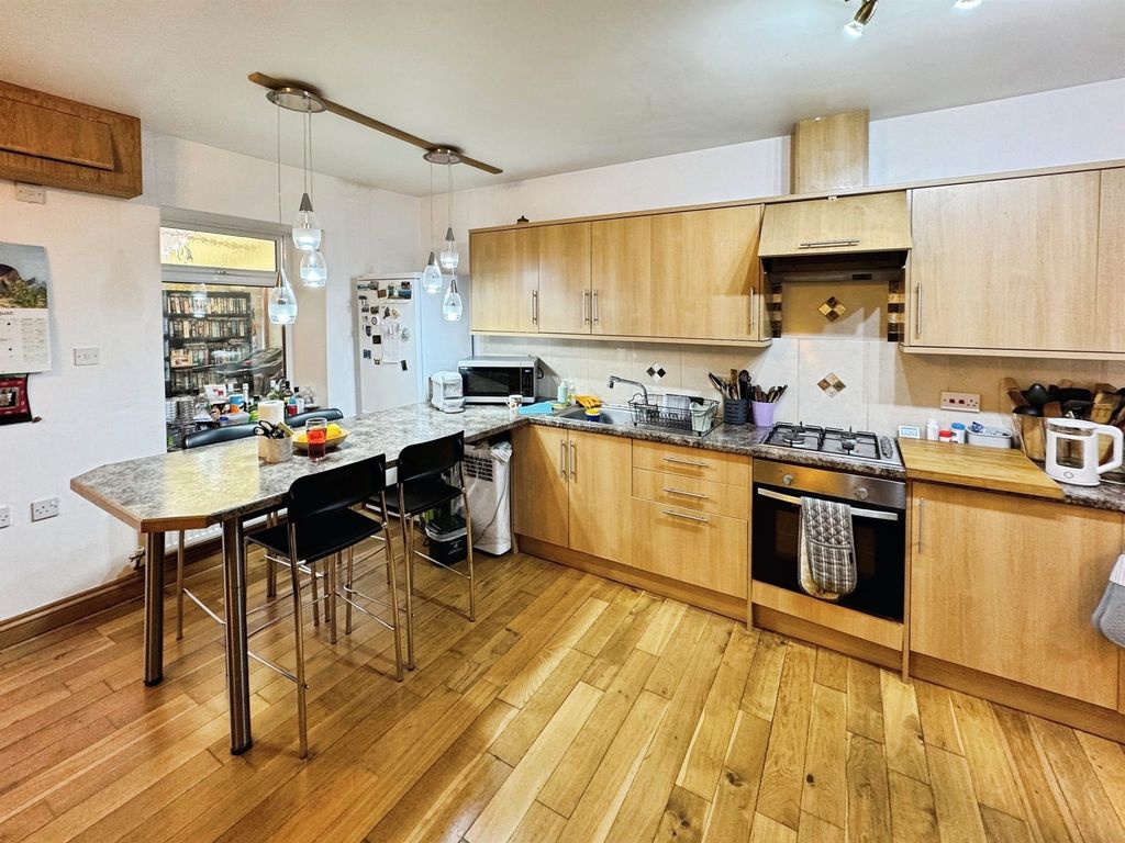 Property photo 3 of 28