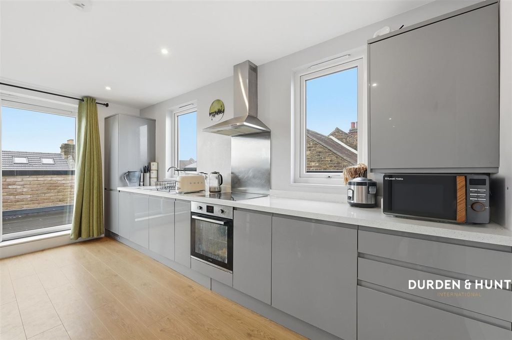 Property photo 3 of 18 Fifth Avenue