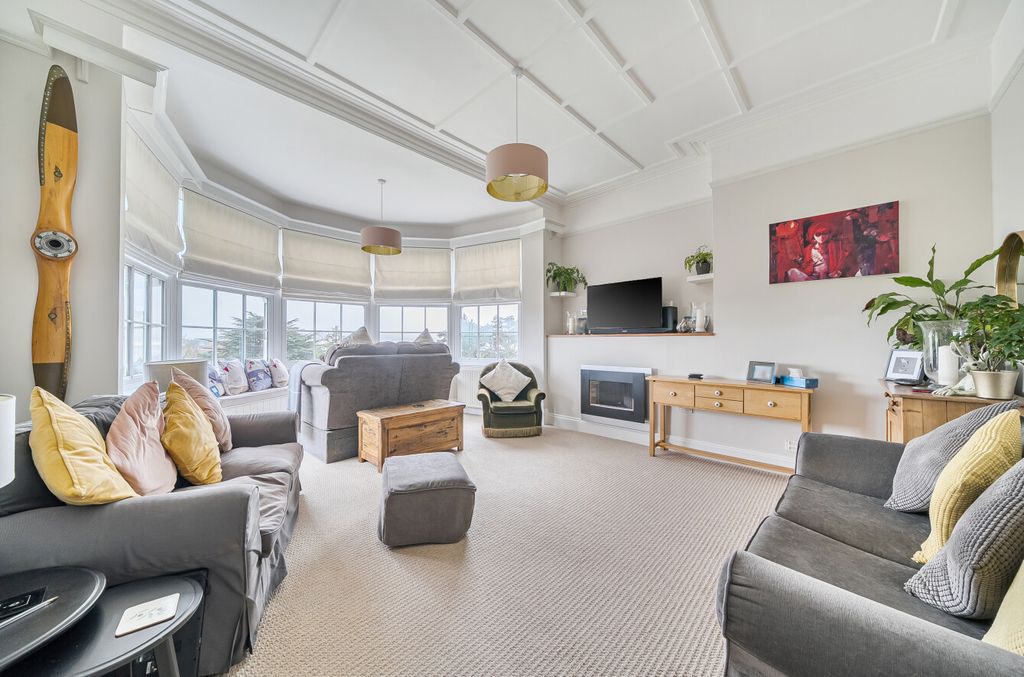 Property photo 3 of 22 Lounge