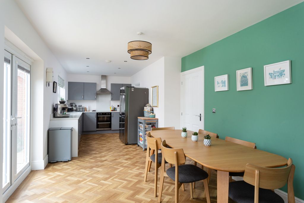 Property photo 2 of 21 Kitchen/Dining Area