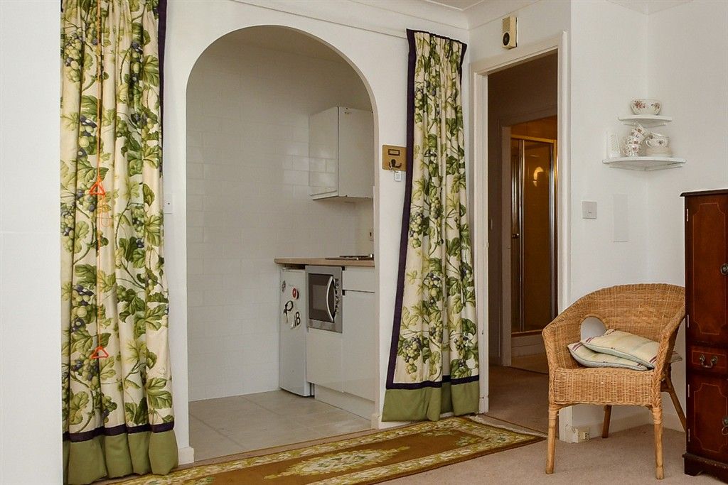 Property photo 3 of 8 Lounge