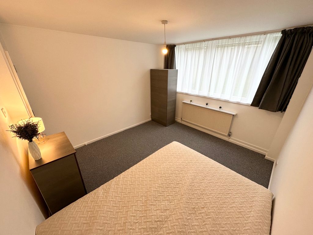Property photo 3 of 12 Room E
