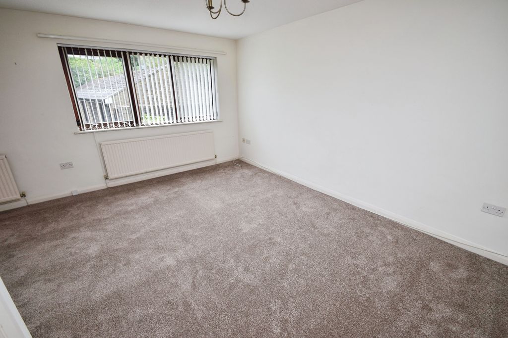Property photo 2 of 13 7d30c7ee-Lounge