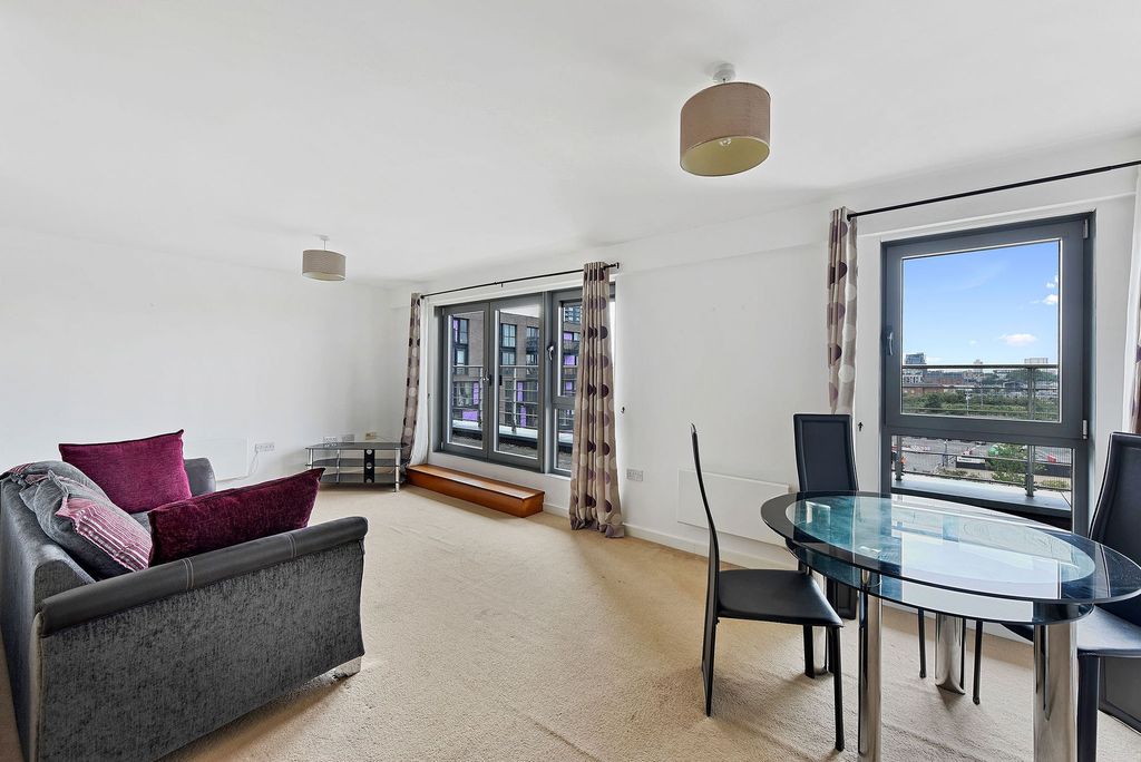 Property photo 1 of 13 Meridia Court E15