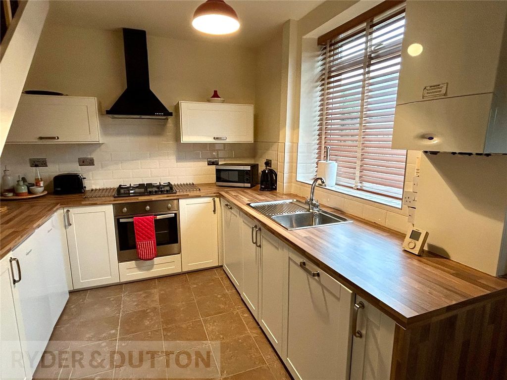 Property photo 3 of 11 Kitchen