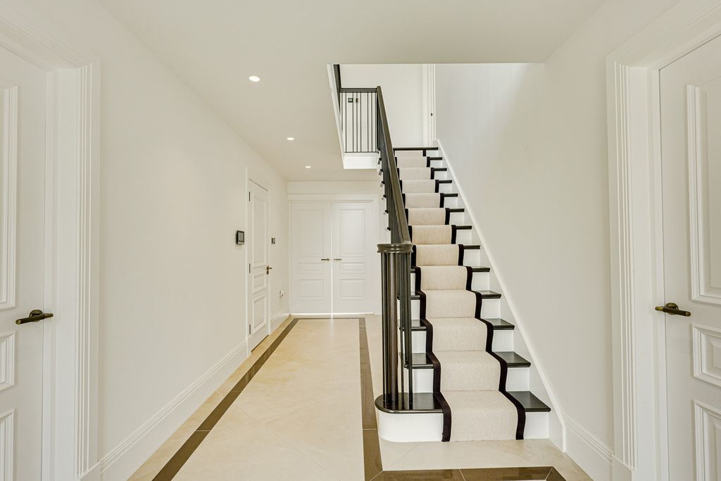 Property photo 2 of 39