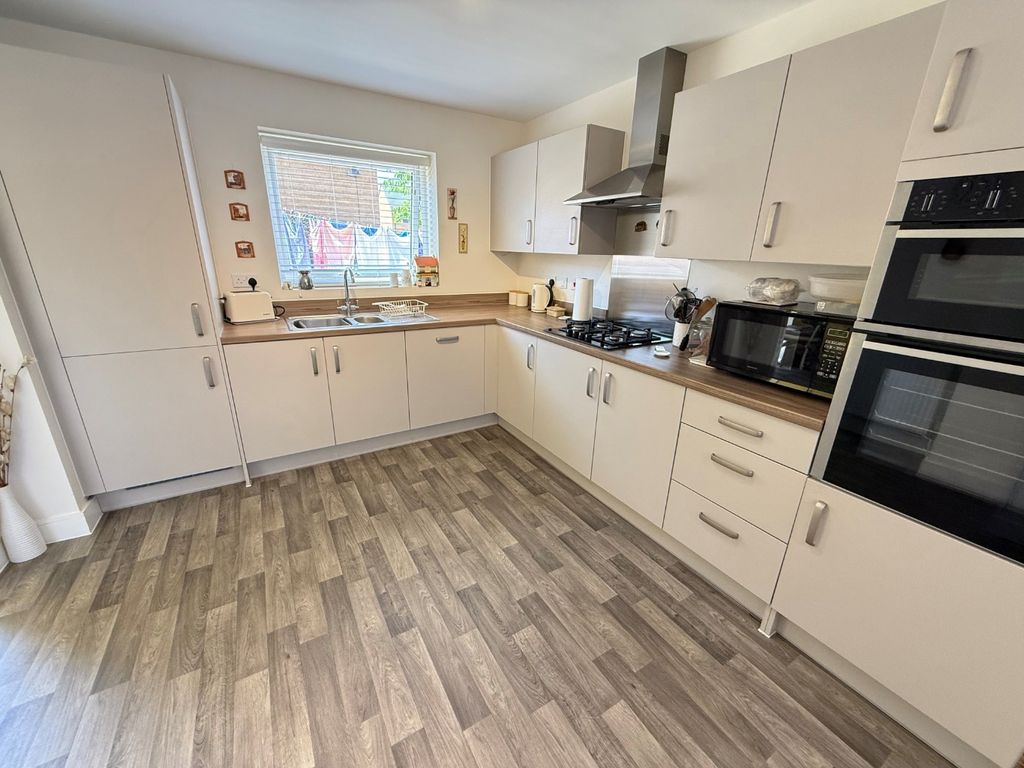 Property photo 3 of 17 4332445