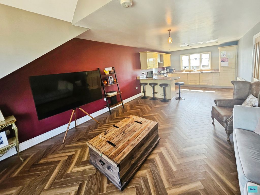 Property photo 3 of 26 Lounge
