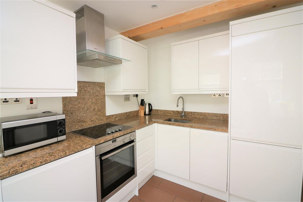 Property photo 3 of 5 Commercial Road.Jpg