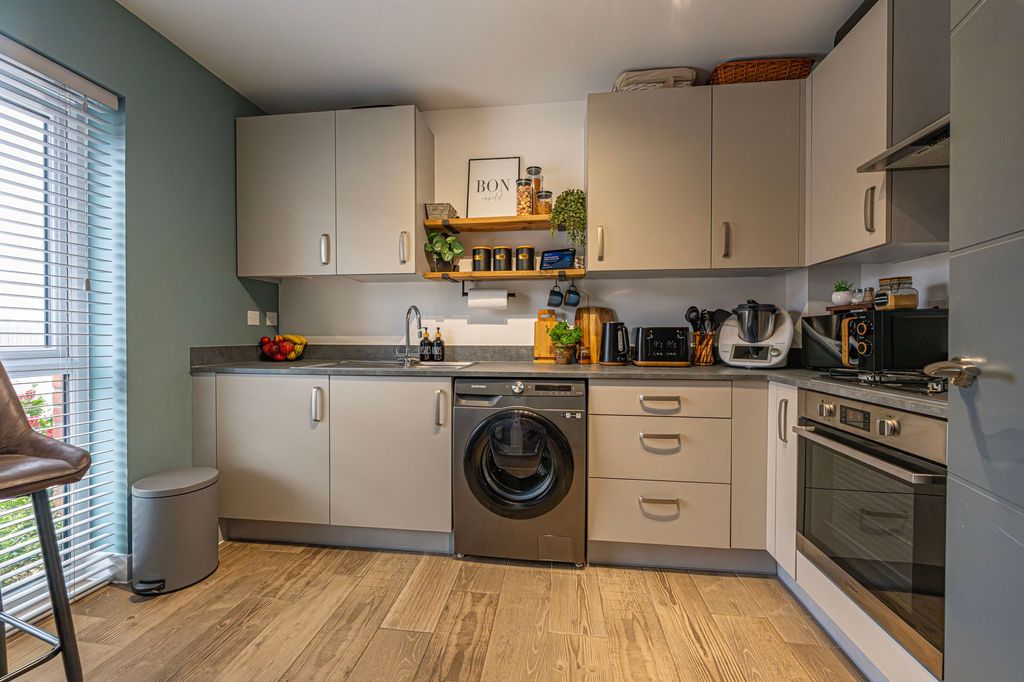 Property photo 2 of 31