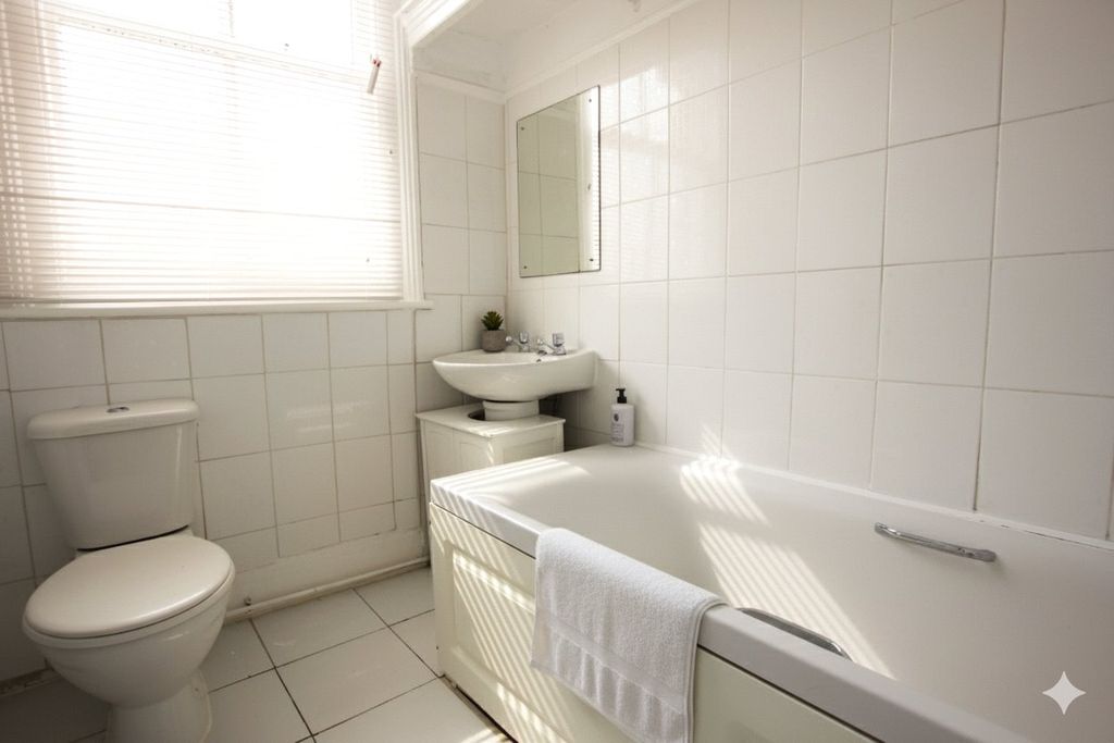 Property photo 3 of 8 Picture No. 16