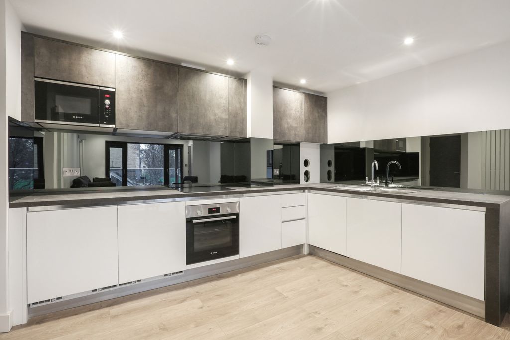 Property photo 2 of 6 Kitchen