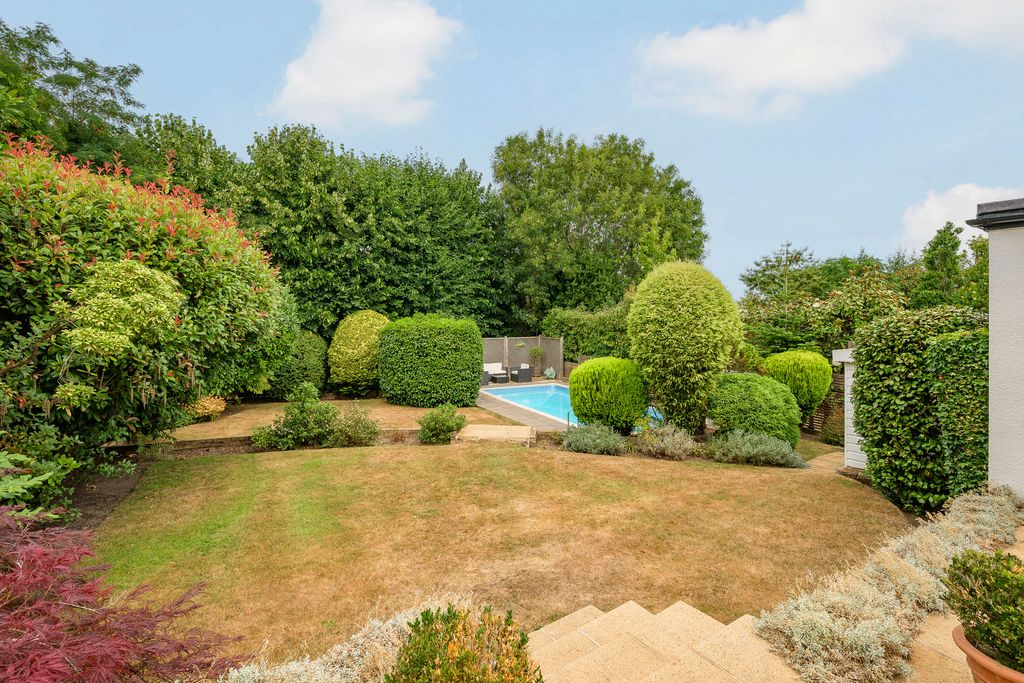 Property photo 2 of 27