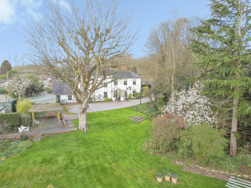 Property photo 2 of 31 Front Garden