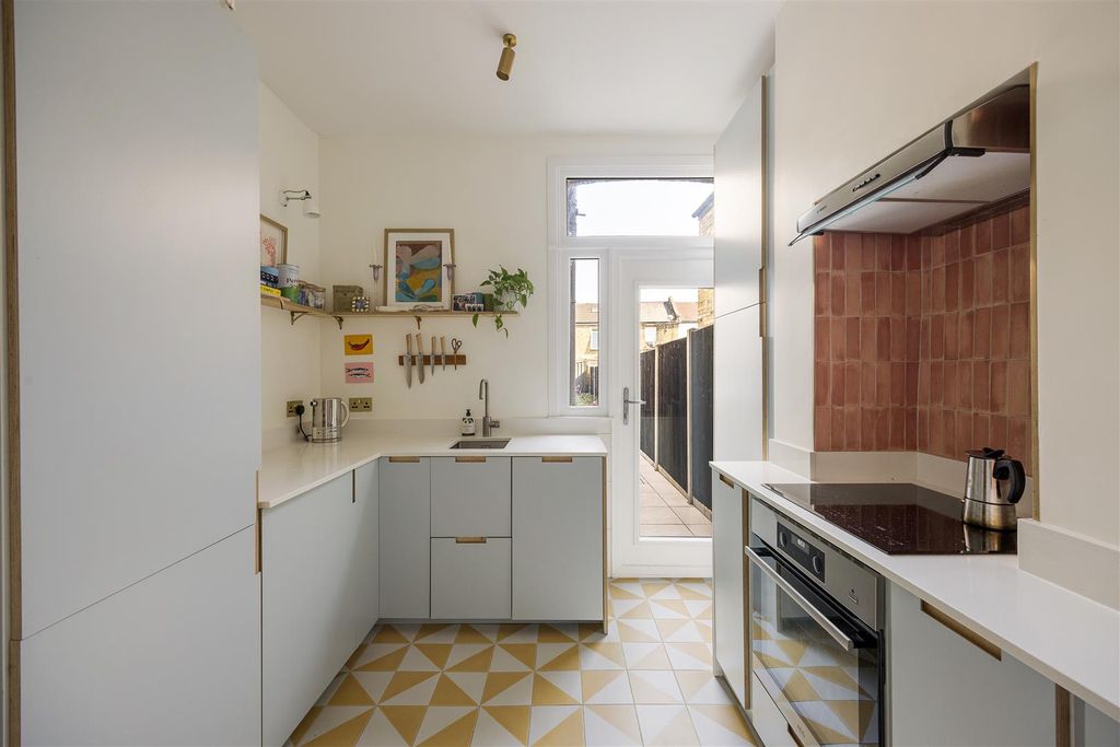 Property photo 3 of 29 Cann Hall Road, E11