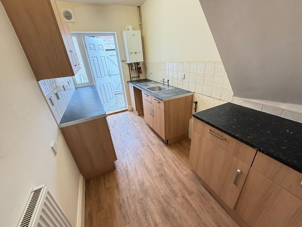 Property photo 3 of 10 Kitchen