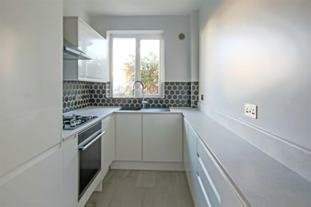 Property photo 3 of 7 Kitchen