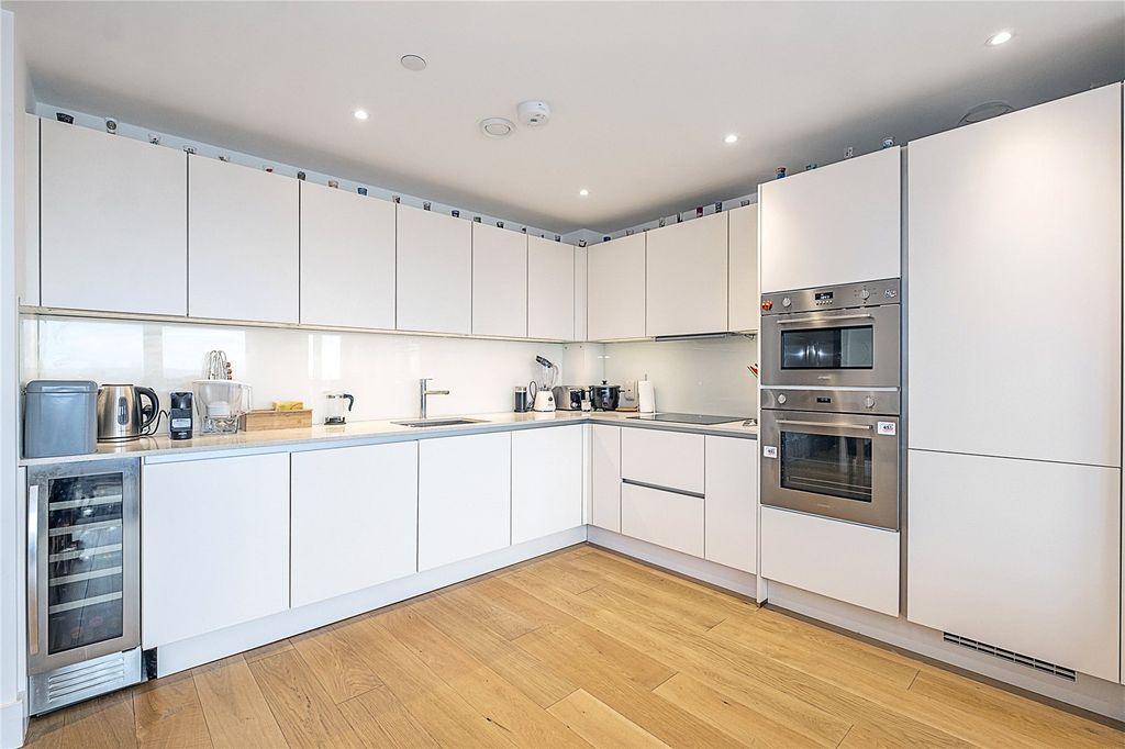 Property photo 3 of 18 Kitchen