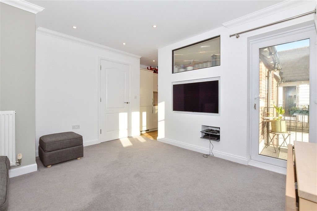 Property photo 1 of 9 Lounge