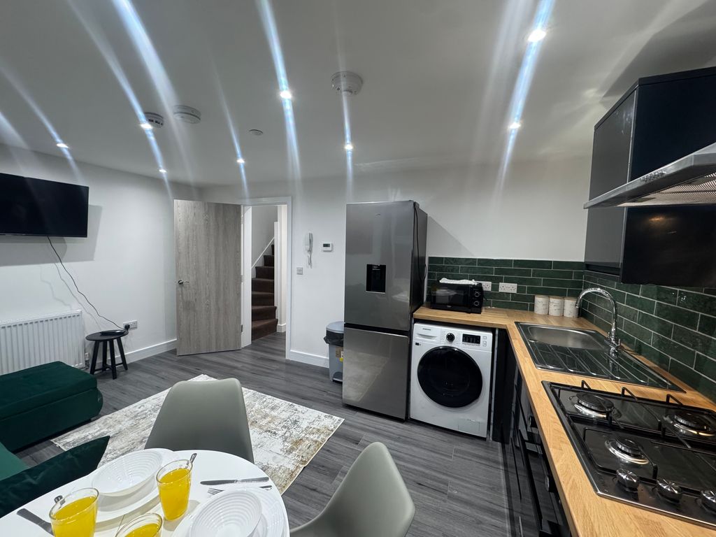 Property photo 3 of 7 Kitchen