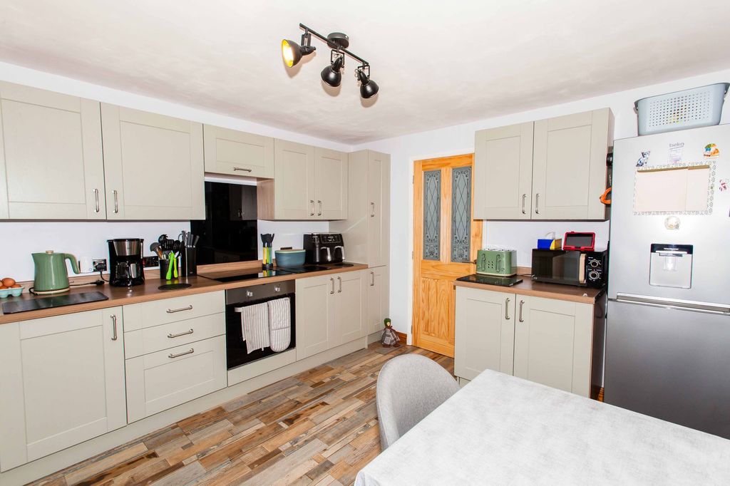 Property photo 3 of 28