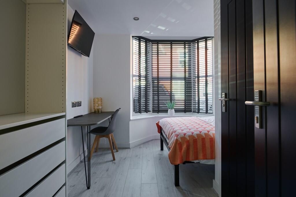 Property photo 1 of 15 Bright, Modern Double Bedroom With A Bay Window, B...