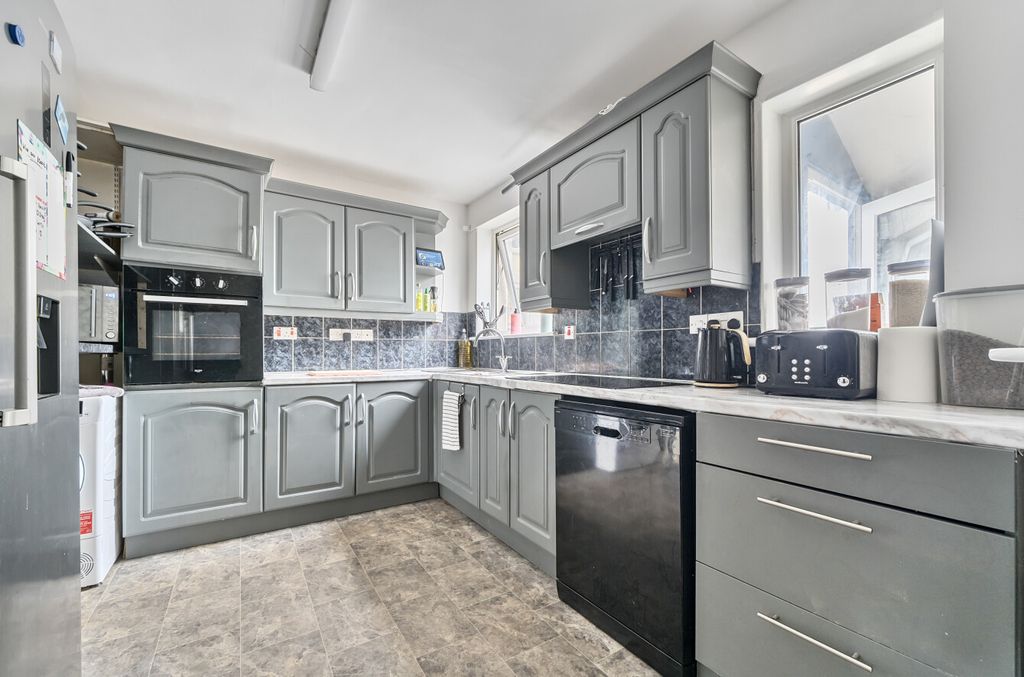 Property photo 2 of 16 2 - 1314162-9-685A850...