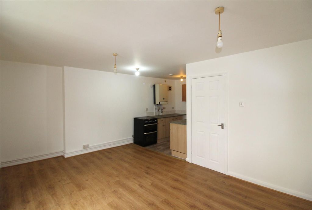 Property photo 2 of 9 9c Silver Street- Living Room 2 .Jpg