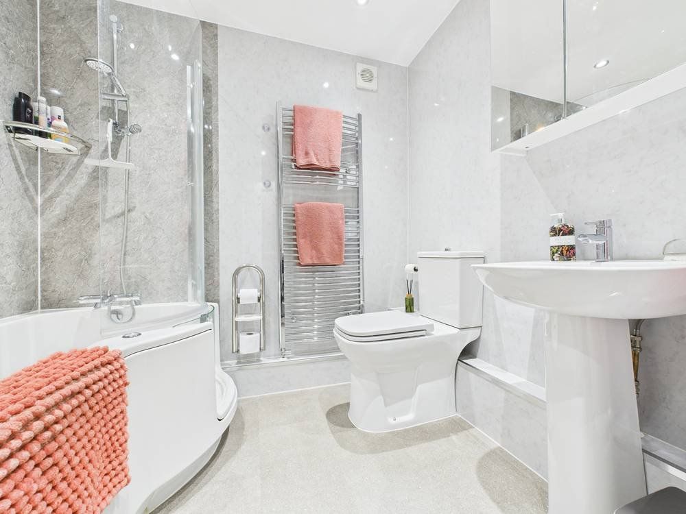 Property photo 2 of 19 Bathroom