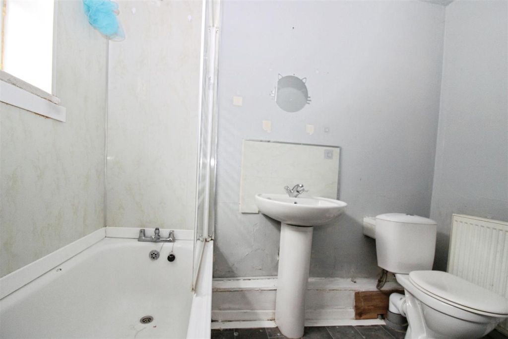 Property photo 2 of 7 Bathroom