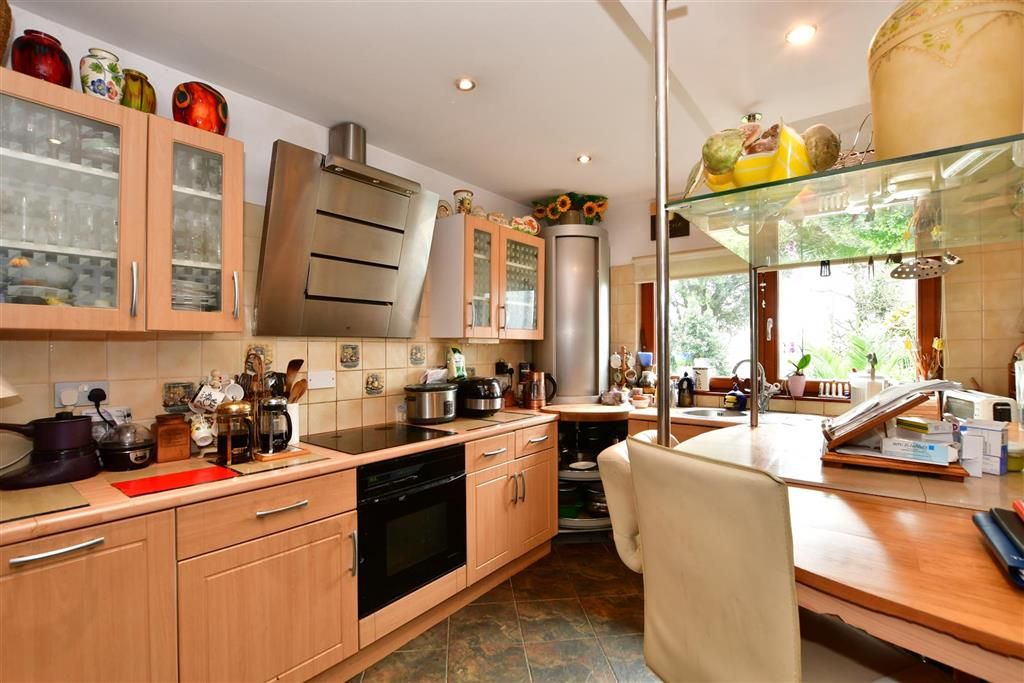 Property photo 3 of 13 Kitchen*