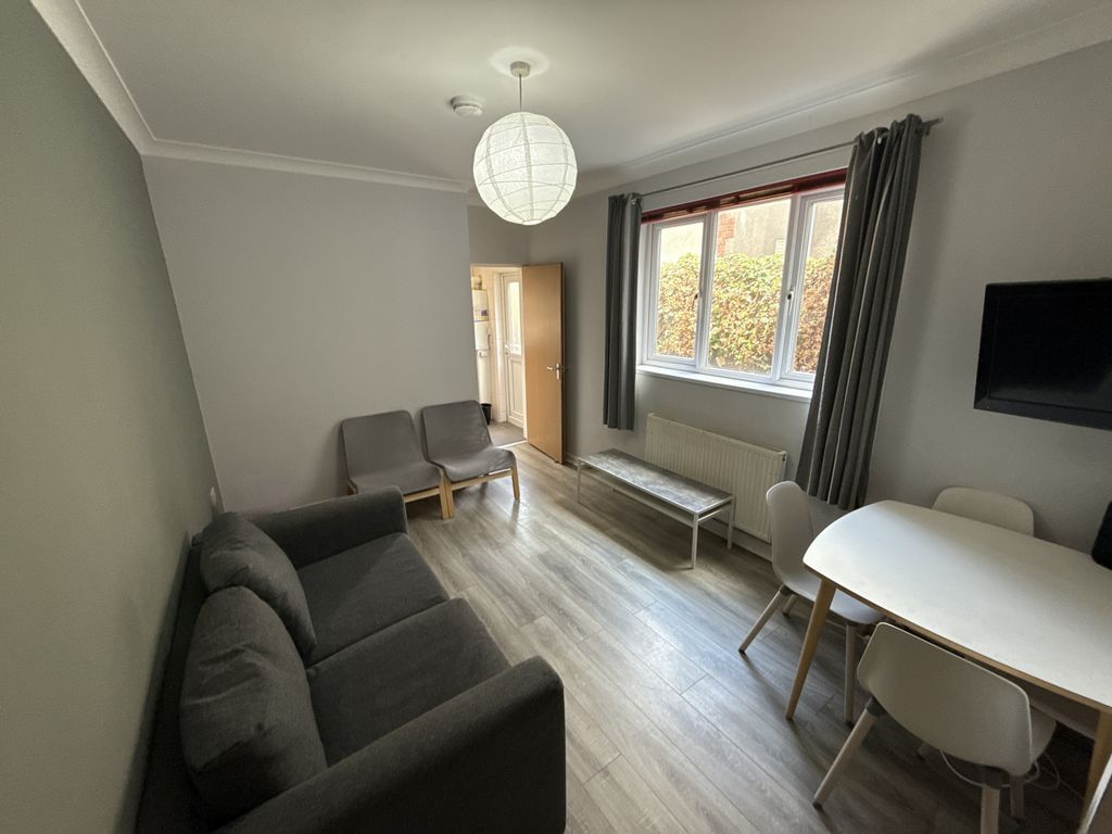 Property photo 3 of 10 Lounge