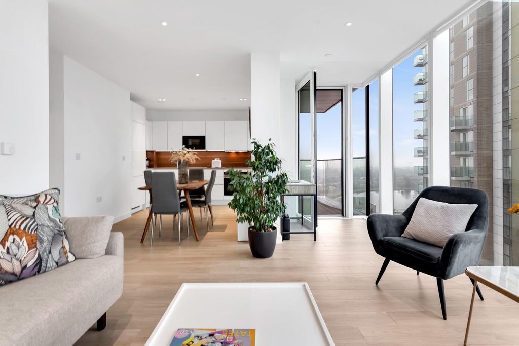 Property photo 1 of 16 Kitchen/Reception