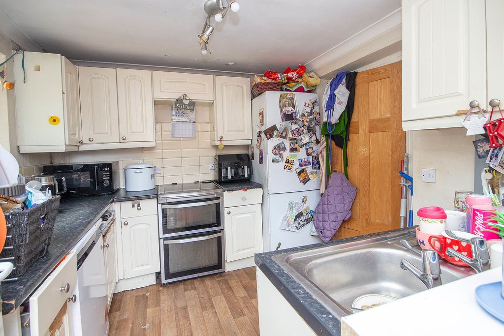 Property photo 3 of 12 Kitchen