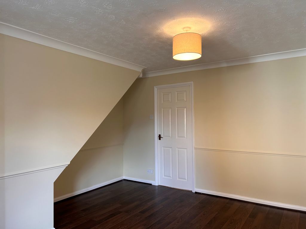 Property photo 3 of 13 35 Millbank Front Room 2