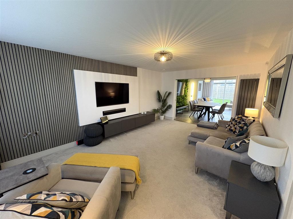 Property photo 2 of 37 Lounge