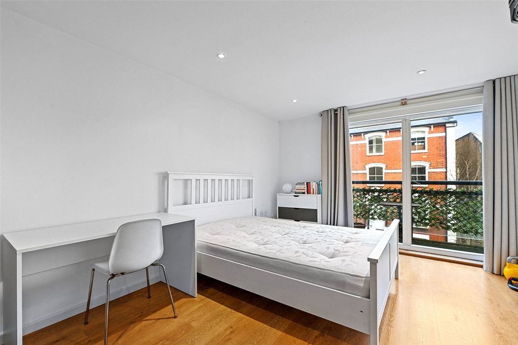 Property photo 2 of 15 Bedroom