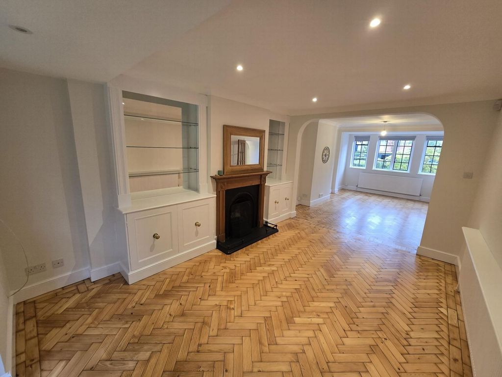 Property photo 1 of 17 Photo 6