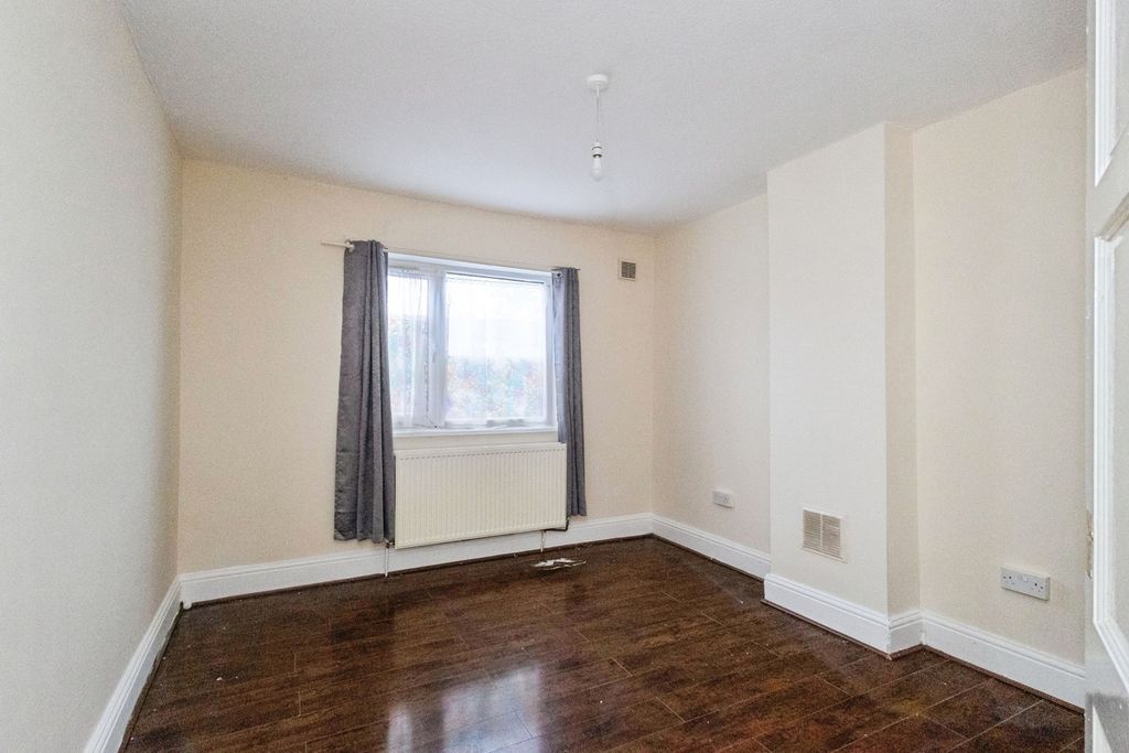 Property photo 2 of 18 Living Room