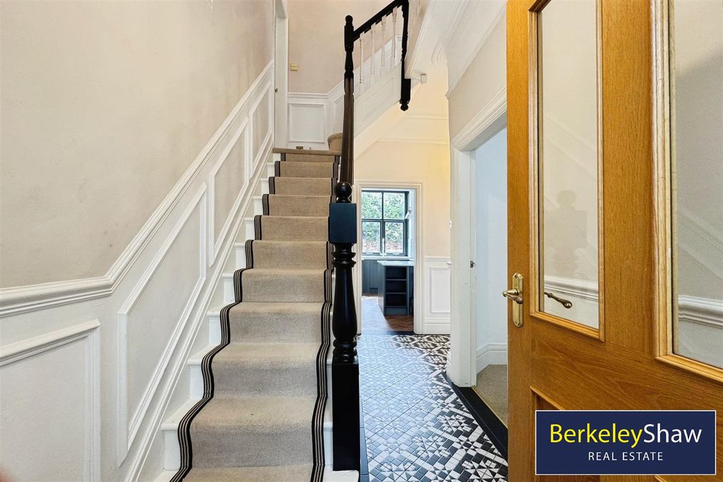 Property photo 2 of 18 Hallway