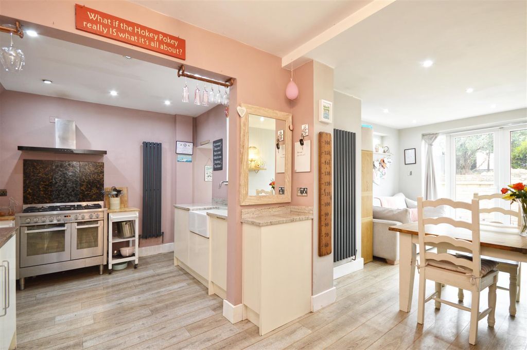 Property photo 2 of 21 Kitchen / Diner / Family Room