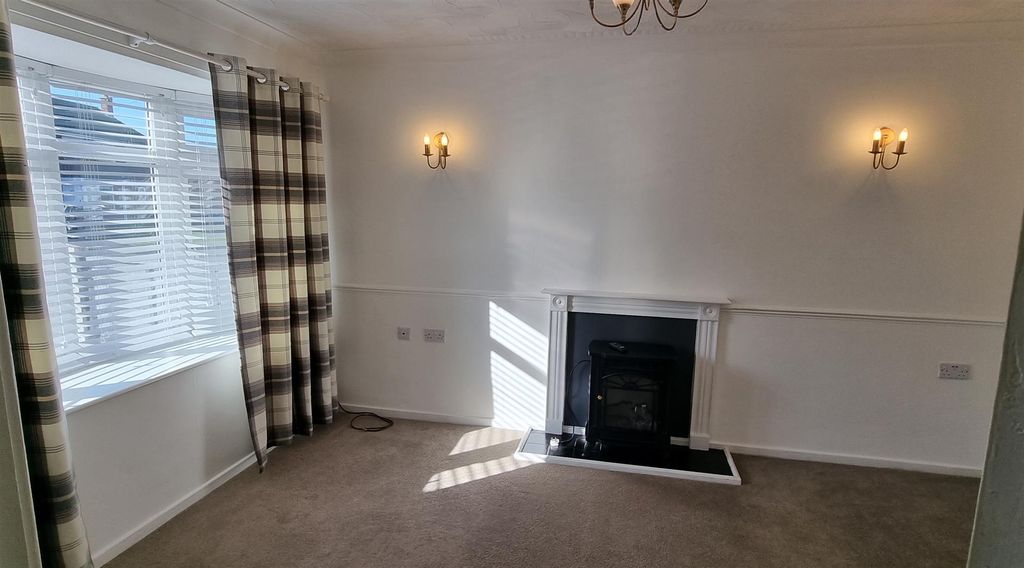 Property photo 3 of 17 Lounge