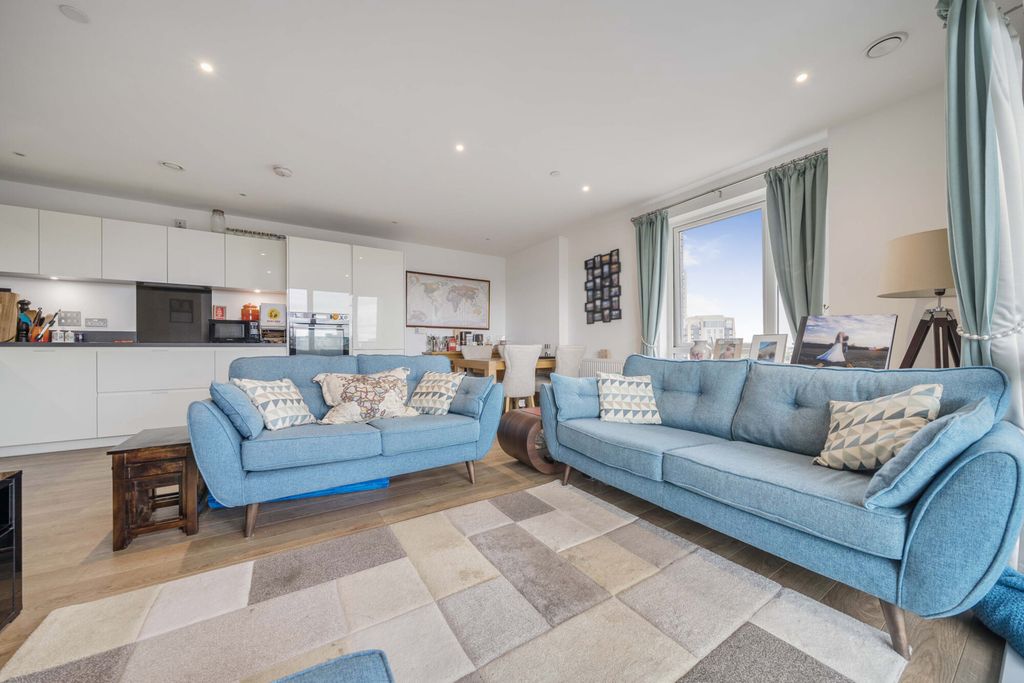 Property photo 3 of 20 Lounge