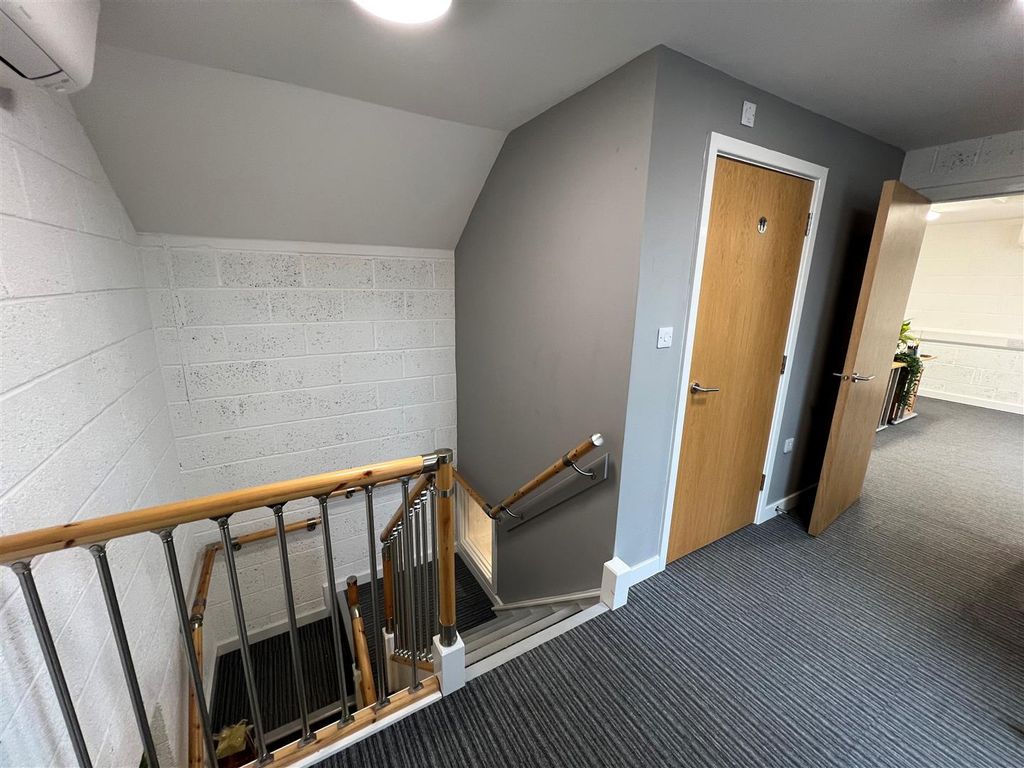 Property photo 3 of 8 Landing.Jpg