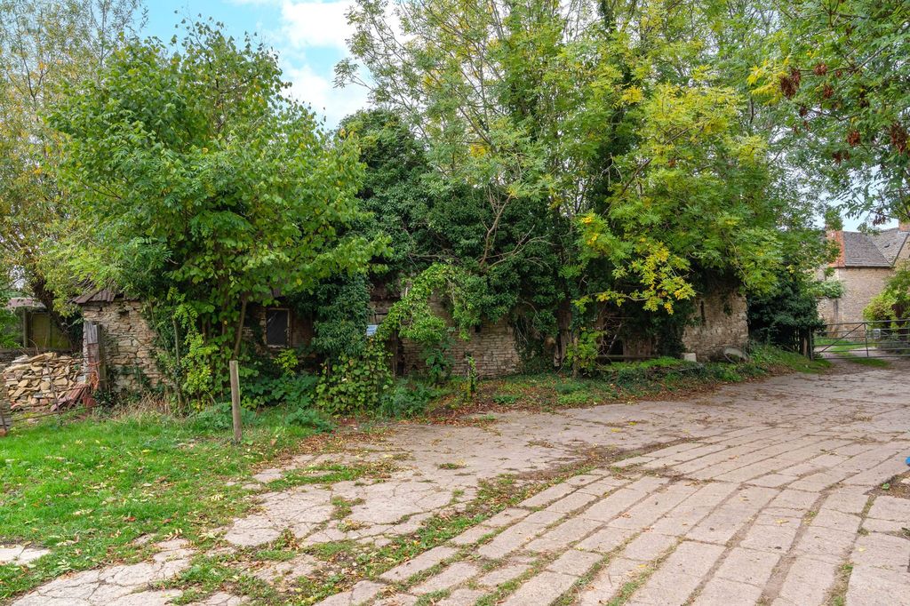 Property photo 3 of 10 Derelict Barn Front