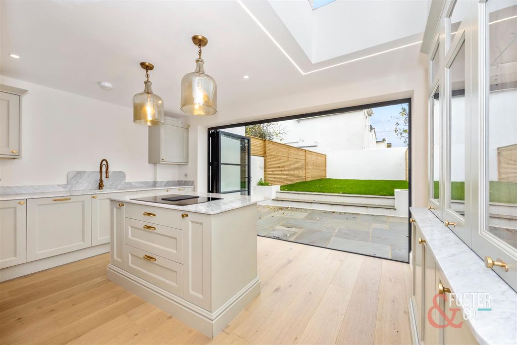 Property photo 3 of 23 Stirling Place, 13-015.Jpg